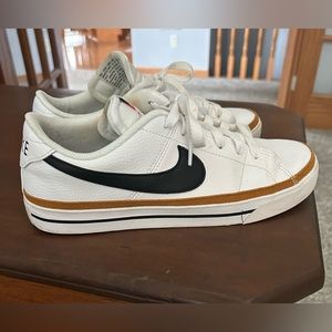 Nike Legacy women’s tennis shoe